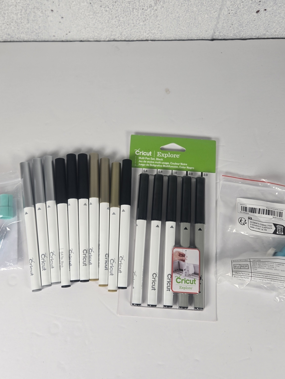 Cricut Explore Pens 15 Lot Black Gold Silver & Maker Universal Pen Holder